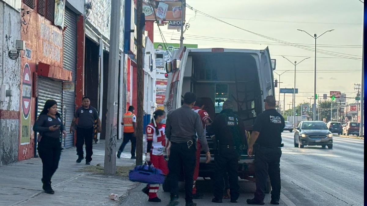 Un hombre en aparente estado de ebriedad fue trasladado de emergencia al Hospital de la Cruz Roja Mexicana después de ser encontrado malherido en la vía pública
