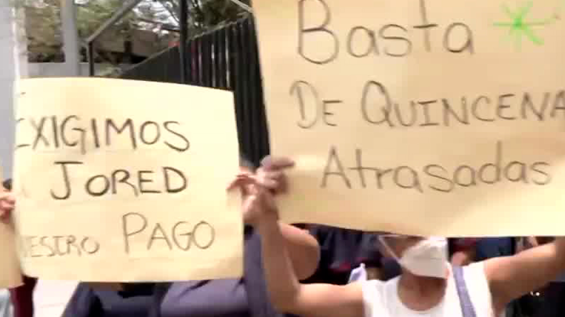 Con carteles en mano, trabajadores de limpia aseguran que no cuentan con contrato, prestaciones ni sindicatos.