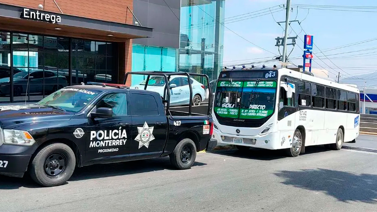 El chofer del director de Alcoholes de Santa Catarina fue hospitalizado tras una pelea con un operador de camión urbano en Monterrey.