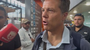 'Tato' Noriega hablando para los medios en el aeropuerto de Monterrey.