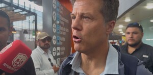 'Tato' Noriega hablando para los medios en el aeropuerto de Monterrey.