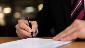 La importancia de tener un testamento válido radica en evitar conflictos ante el deceso de la personas que lo realiza y la repartición de sus pertenencias.