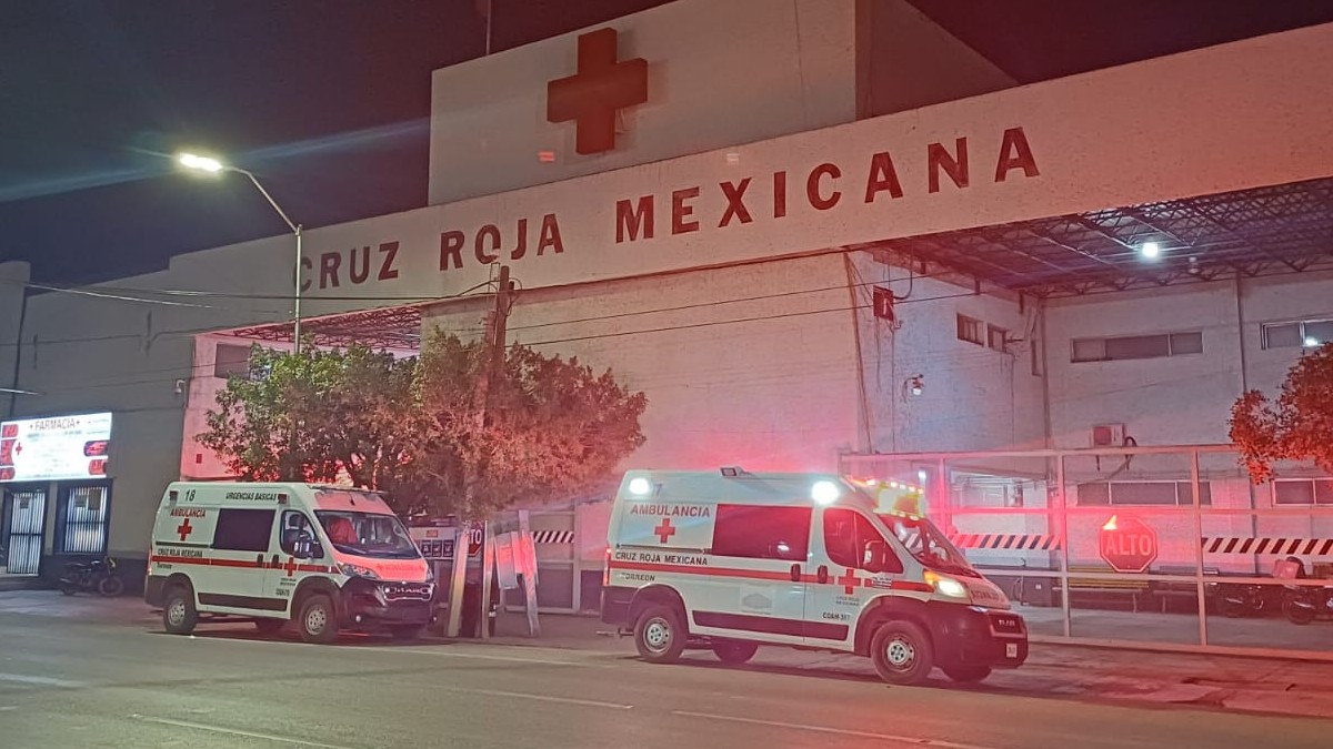 Cerca de las 23:00 horas, un vehículo particular arribó de emergencia a las instalaciones de la Cruz Roja Mexicana con un hombre que sangraba