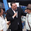 Más de 500 personas recibieron entre aplausos a Willie González y aprovecharon el momento para tomarse la foto del recuerdo.