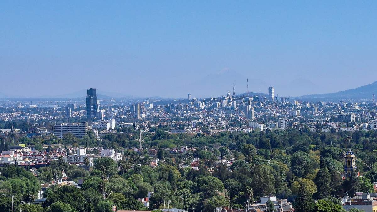 edificios, casas y volcanes en vista aérea de la zona metropolitana de puebla edificios, casas y volcanes en vista aérea de la zona metropolitana de puebla