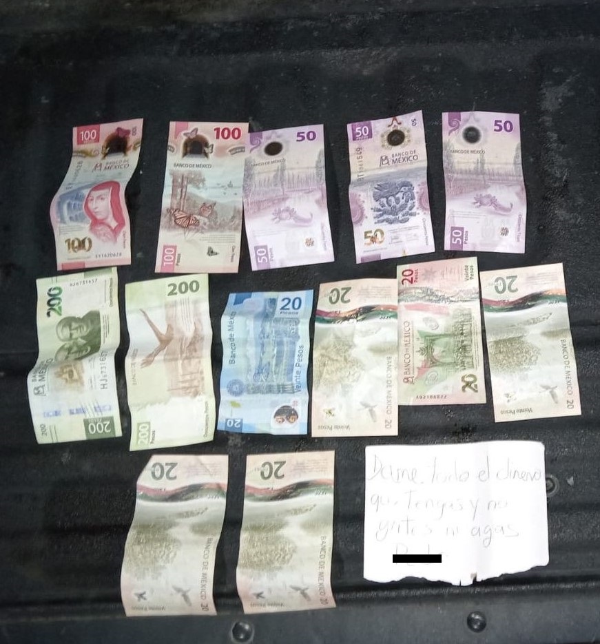 Una mujer fue detenida por la Policía de Monterrey en la colonia Los Cedros luego de asaltar una tienda de conveniencia con un mensaje amenazante.