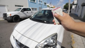 una persona sostiene una licencia de conducir