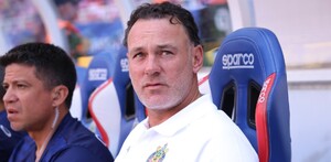 Gabriel Milito director técnico de Chivas.