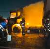 Un incendio consumió un tráiler con toneladas de pasta dental sobre el Libramiento Noroeste, en dirección de García a Apodaca, Nuevo León.
