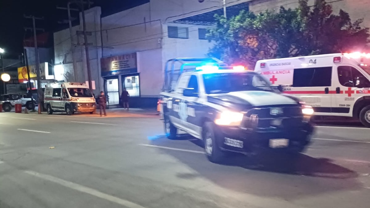 Los oficiales abrieron paso para que el automóvil pudiera llegar sin demora, ya que transportaba a un lesionado de gravedad. Los oficiales abrieron paso para que el automóvil pudiera llegar sin demora, ya que transportaba a un lesionado de gravedad.