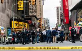 Un tiroteo en Times Square, uno de los sitios más turísticos del mundo, dejó tres personas heridas de bala en la ciudad de Nueva York, Estados Unidos.