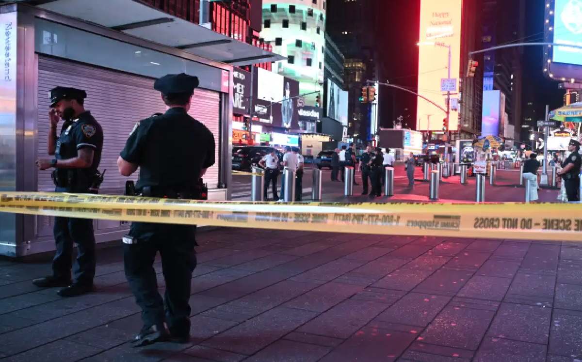 Un tiroteo en Times Square, uno de los sitios más turísticos del mundo, dejó tres personas heridas de bala en la ciudad de Nueva York, Estados Unidos. Un tiroteo en Times Square, uno de los sitios más turísticos del mundo, dejó tres personas heridas de bala en la ciudad de Nueva York, Estados Unidos.