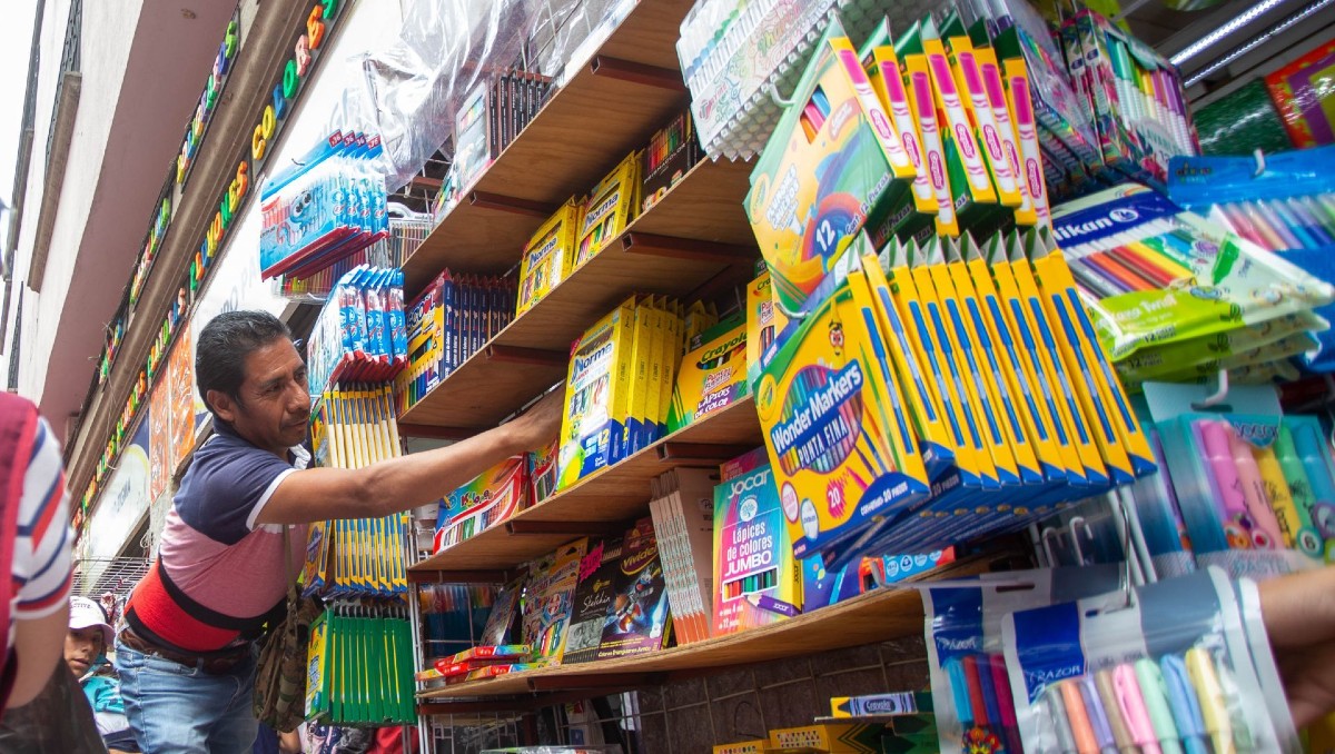 Las familias regiomontanas gastarán hasta 7 mil pesos en útiles escolares de cara al regreso a clases, estima experto de la UANL. Las familias regiomontanas gastarán hasta 7 mil pesos en útiles escolares de cara al regreso a clases, estima experto de la UANL.
