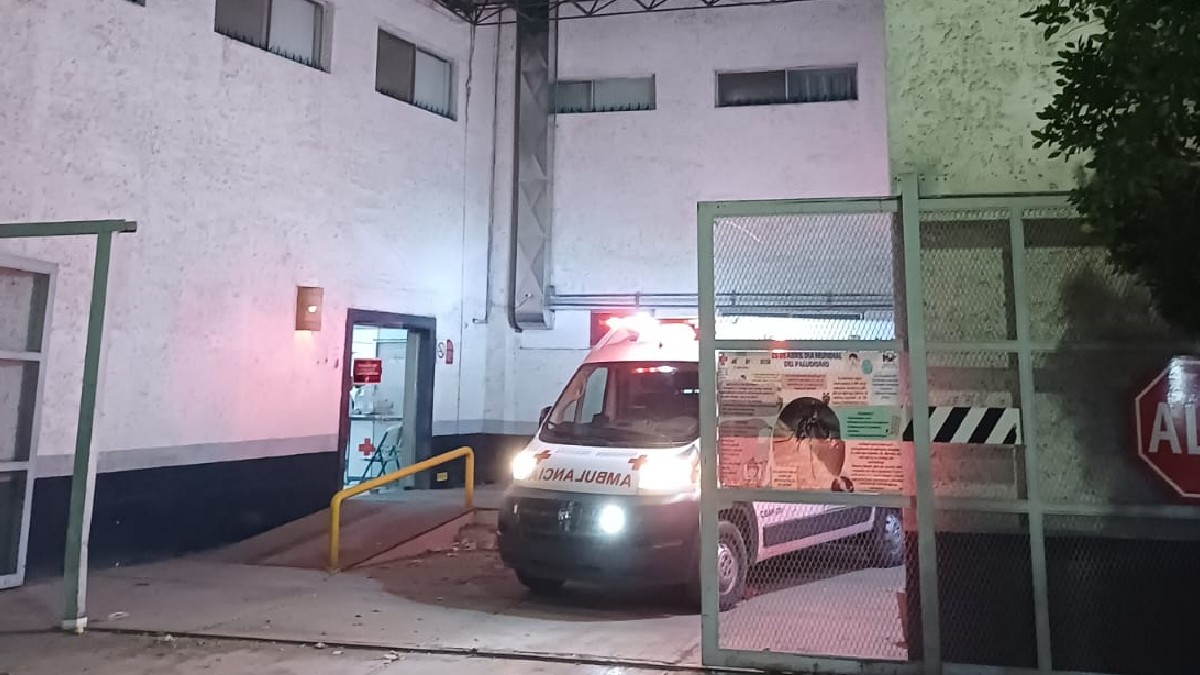 La víctima fue trasladada en un vehículo particular al área de urgencias de la Cruz Roja Mexicana La víctima fue trasladada en un vehículo particular al área de urgencias de la Cruz Roja Mexicana