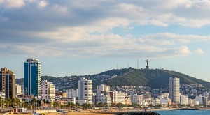 La playa más cercana a Torreón es Mazatlán y el tiempo de viaje es de aproximadamente 5 a 6 horas. Aquí puedes ver cómo sería tener mar en Torreón gracias a la