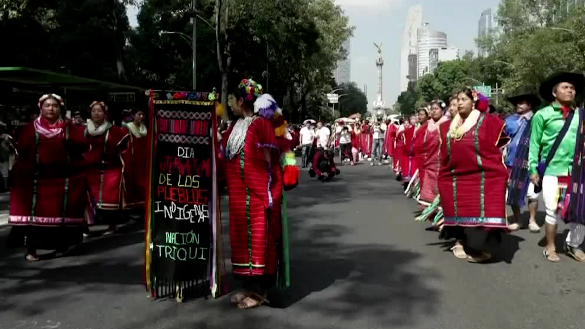De acuerdo con datos del INEGI, México es un país que alberga a 70 grupos indígenas, los cuales hablan más de 60 lenguas.