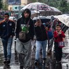 Ciudadanos conducen por avenidas inundadas este 17 de junio.