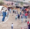 Personas adultas llevan a los gatitos con correas y pecheras hasta el ruedo donde se desarrollará la “carrera deportiva” durante una fiesta patronal en Xichú.