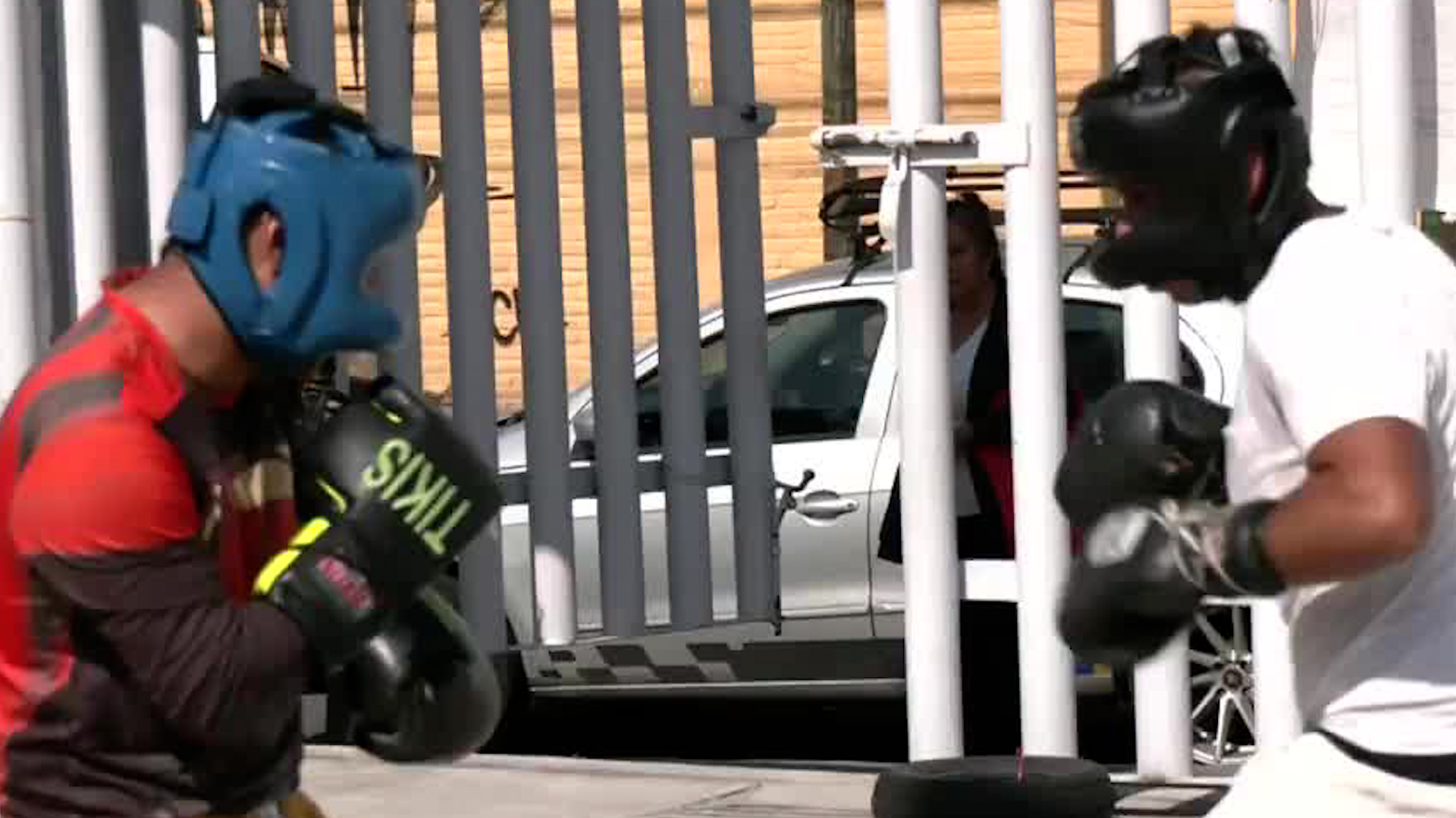 Héctor Díaz, de 19 años, tienen el sueño de ayudar a los jóvenes a salir de las adicciones a través del boxeo.