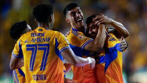 Juan Brunetta celebrando un gol de Ángel Correa.