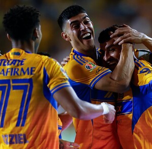 Juan Brunetta celebrando un gol de Ángel Correa.