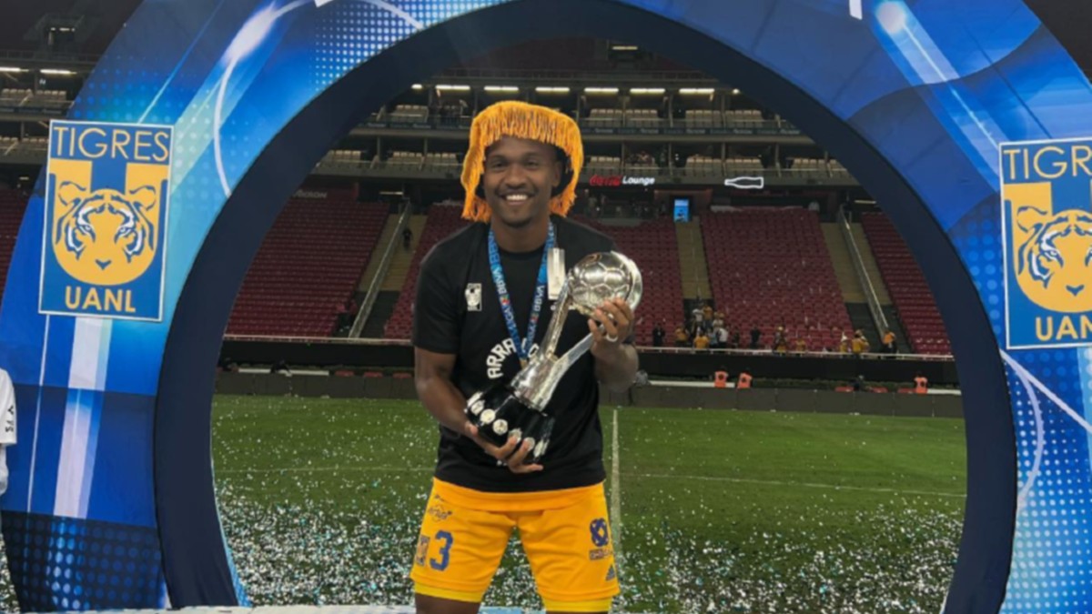 Samir Caetano levantando el trofeo del Clausura 2023.
