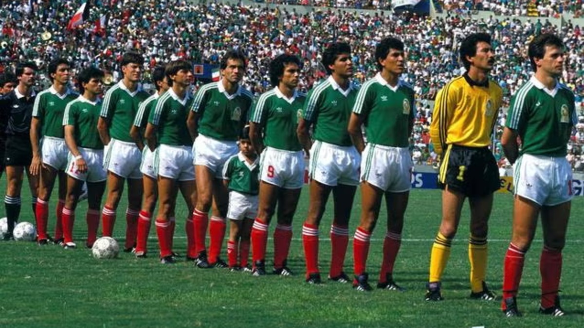El portal Footy Headlines filtró información acerca del lanzamiento que planea Adidas con la playera retro de la Selección Mexicana. El portal Footy Headlines filtró información acerca del lanzamiento que planea Adidas con la playera retro de la Selección Mexicana.
