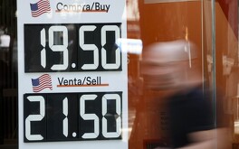 El valor del peso frente al dólar varía diariamente.