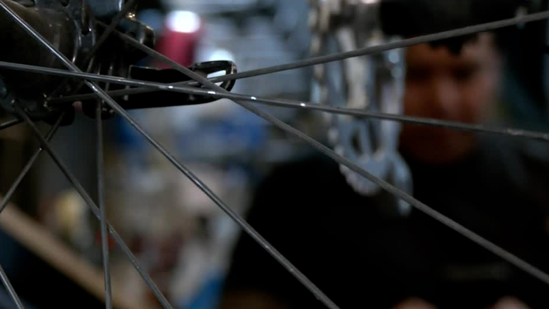 En la colonia Roma, Israel ayuda a las ciclistas, pues conoce las deficiencias en la movilidad capitalina.
