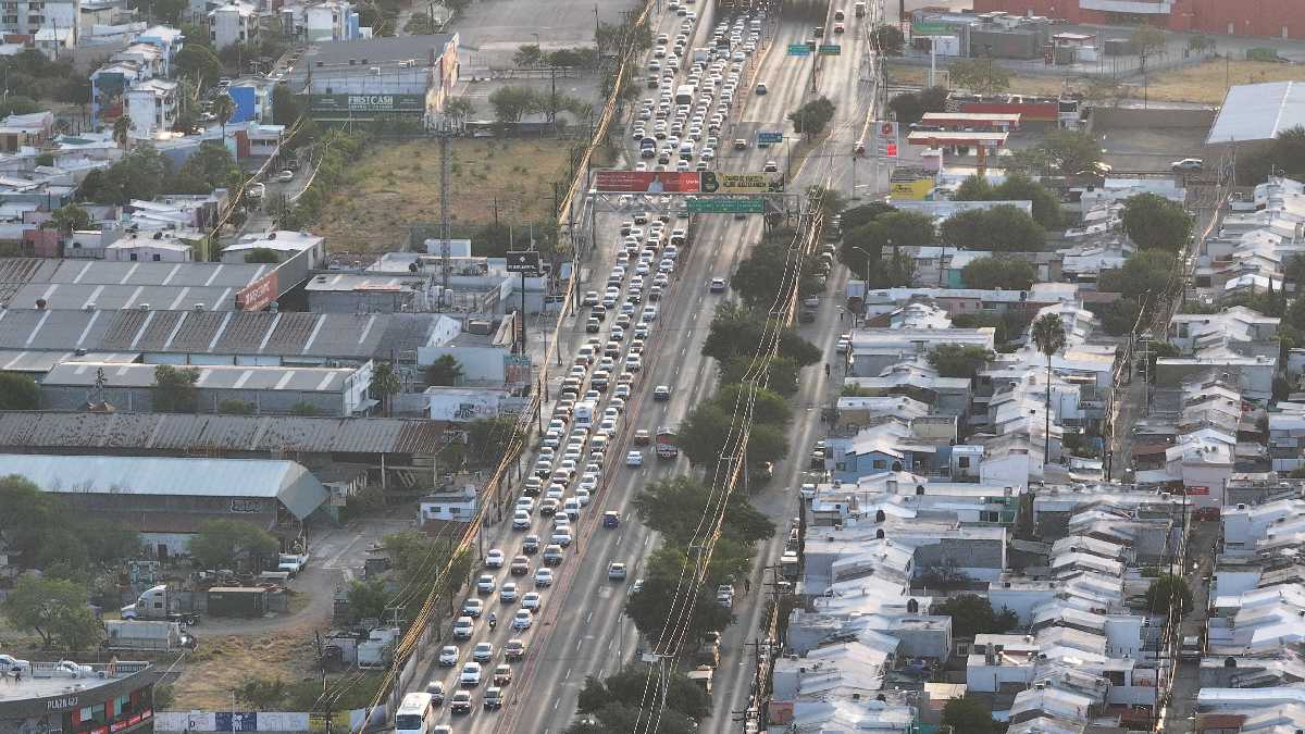 Algunos automovilistas no estaban enterados del cierre vial, sin embargo, los elementos de tránsito los guiaron. | Omar Benavides