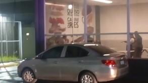 Los oficiales aseguraron varios galones de gasolina y estopa, así como un encendedor con el que el hombre pretendía cometer el delito.