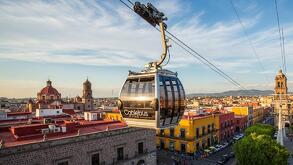 un sistema de cablebus sobre una ciudad generado con inteligencia artificial