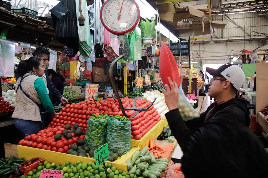 El consumo de jitomate en México es de 14.1 kilogramos por persona de manera anual, mientras que la hortaliza forma parte de la canasta básica. El consumo de jitomate en México es de 14.1 kilogramos por persona de manera anual, mientras que la hortaliza forma parte de la canasta básica.
