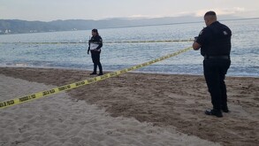 Hombre sin identificar es hallado muerto flotando en playa frente al hotel Canto del Sol en Puerto Vallarta; autoridades investigan causas y llaman a precaución