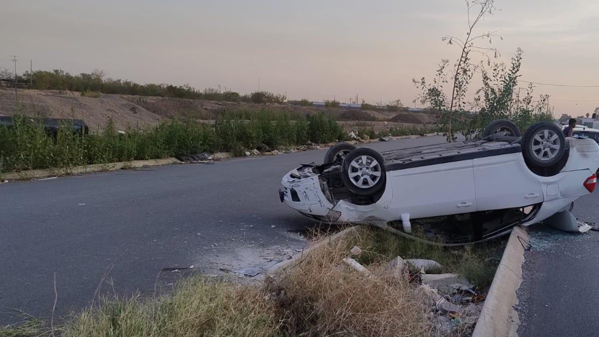 Un joven conductor de 20 años resultó lesionado y su vehículo volcó aparatosamente la mañana del domingo en el fraccionamiento Bosque Real de Gómez Palacio.
