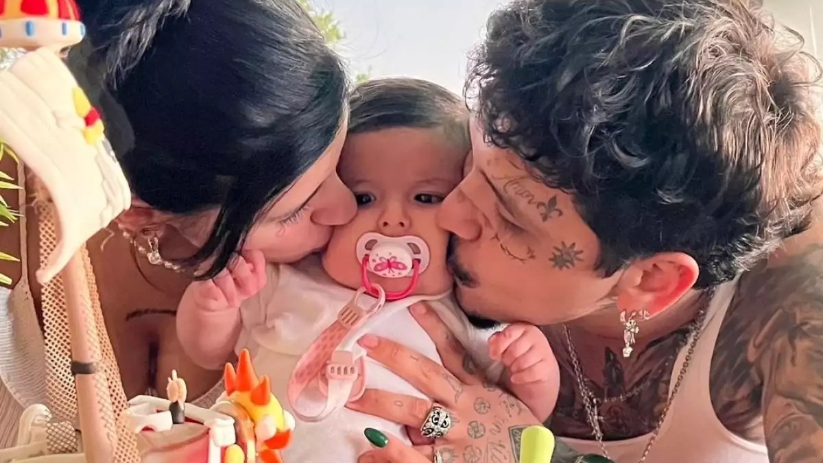 Cazzu dejó entrever en una entrevista en el aeropuerto de Ciudad de México, que Christian Nodal ha sido un padre ausente en la vida de su hija.