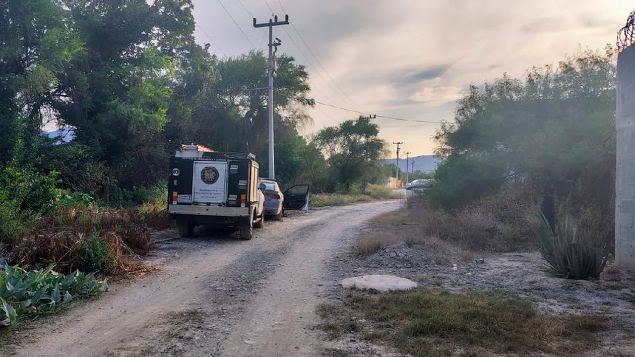 El cuerpo de una persona calcinada fue localizado por las autoridades en un terreno baldío del municipio de García, Nuevo León.