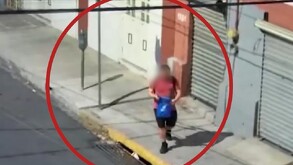 El hombre fue captado por la cámaras del C4 en el Centro de Monterrey
