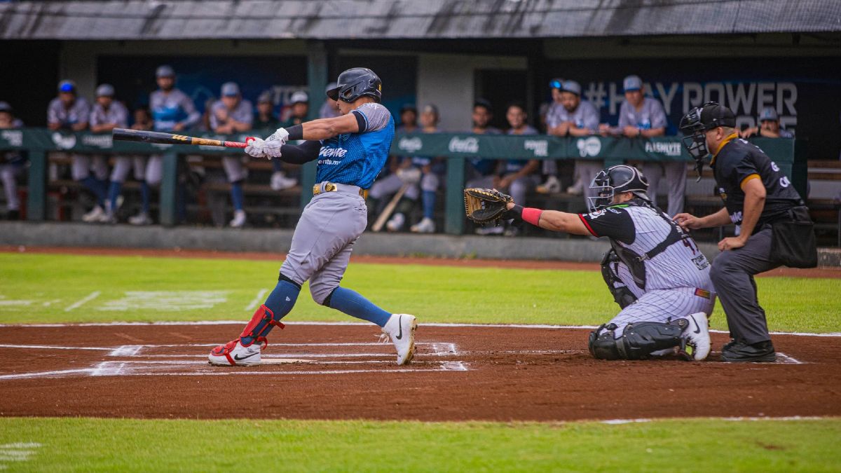 un bateador de beisbol, un catcher y un umpire en un juego