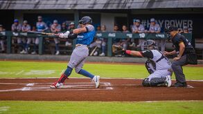 un bateador de beisbol, un catcher y un umpire en un juego