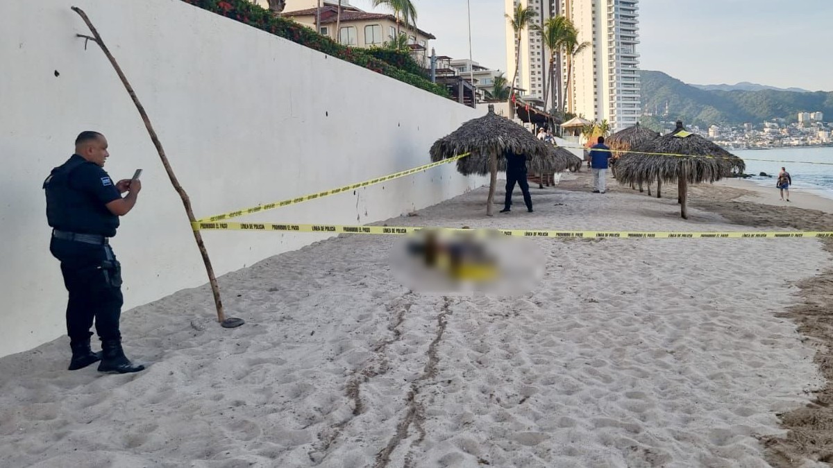 Hombre sin identificar es hallado muerto flotando en playa frente al hotel Canto del Sol en Puerto Vallarta; autoridades investigan causas y llaman a precaución Hombre sin identificar es hallado muerto flotando en playa frente al hotel Canto del Sol en Puerto Vallarta; autoridades investigan causas y llaman a precaución