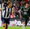 Sergio Canales en el partido entre León y Rayados.