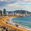 La playa más cercana a Torreón es Mazatlán y el tiempo de viaje es de aproximadamente 5 a 6 horas. Aquí puedes ver cómo sería tener mar en Torreón gracias a la