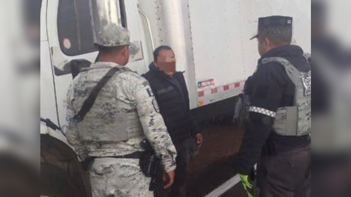 policías auxilian a un conductor asaltado