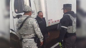 policías auxilian a un conductor asaltado