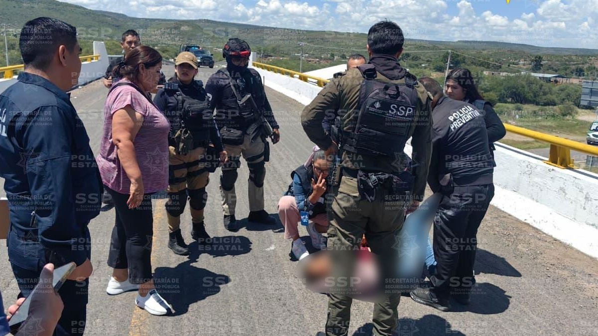 Policía Estatal y Municipal logró evitar que una mujer de 38 años de edad se arrojara desde el puente La Flor, ubicado en el periférico de Durango. Policía Estatal y Municipal logró evitar que una mujer de 38 años de edad se arrojara desde el puente La Flor, ubicado en el periférico de Durango.