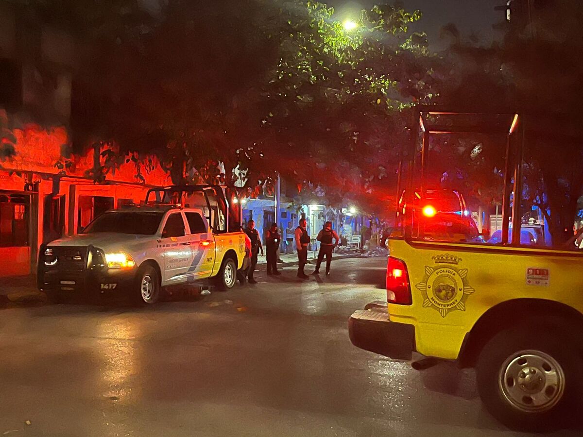 Un hombre en situación de calle resultó gravemente herido luego de que le prendieron fuego de manera intencional durante una riña en Monterrey.