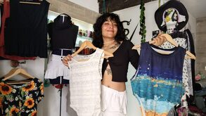 una mujer ve prendas en una tienda