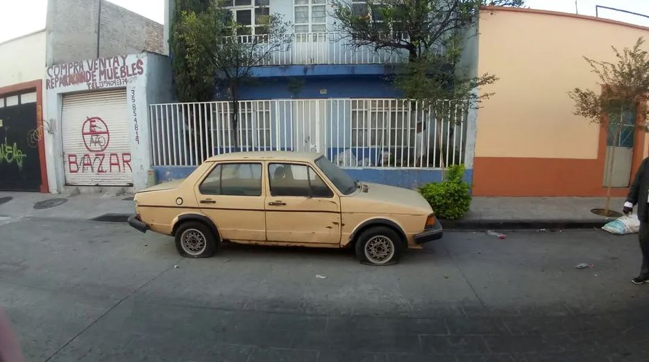 El Gobierno de Guadalajara retira autos abandonados para prevenir focos de inseguridad y riesgos de salud. Descubre aquí cómo puedes reportar uno.