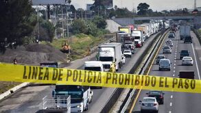 Una falsa patrulla de la GN asaltó un camión en Puebla-Orizaba, robando 800 paquetes. El conductor fue agredido y abandonado. Investigaciones en curso.